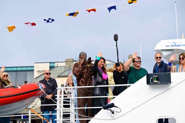 Marta Luisa de Noruega y Durek Verrett disfrutan de un paseo en barco. (Foto: Gtres)
