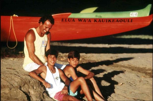 Julio Iglesias, acompa&ntilde;ado de sus hijos Enrique y Julio Jos&eacute;. (Foto: Gtres)