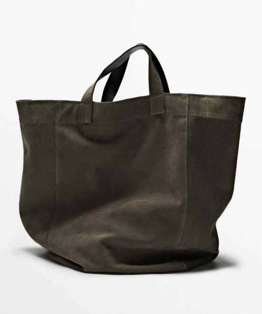 El bolso de serraje en verde de Massimo Dutti es una opci&oacute;n perfecta para quienes buscan un accesorio elegante.