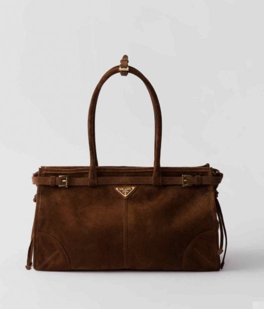 Bolso marr&oacute;n de Prada.