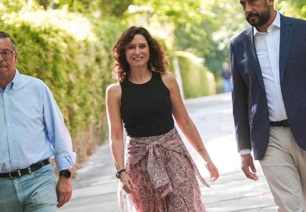 Isabel D&iacute;az Ayuso con el vestido trampantojo de Maje. (Foto: Redes Sociales)