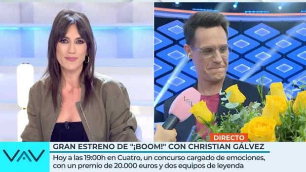 Patricia Pardo le ha regalado un ramo de rosas amarillas a Christian G&aacute;lvez. (Foto: Telecinco)