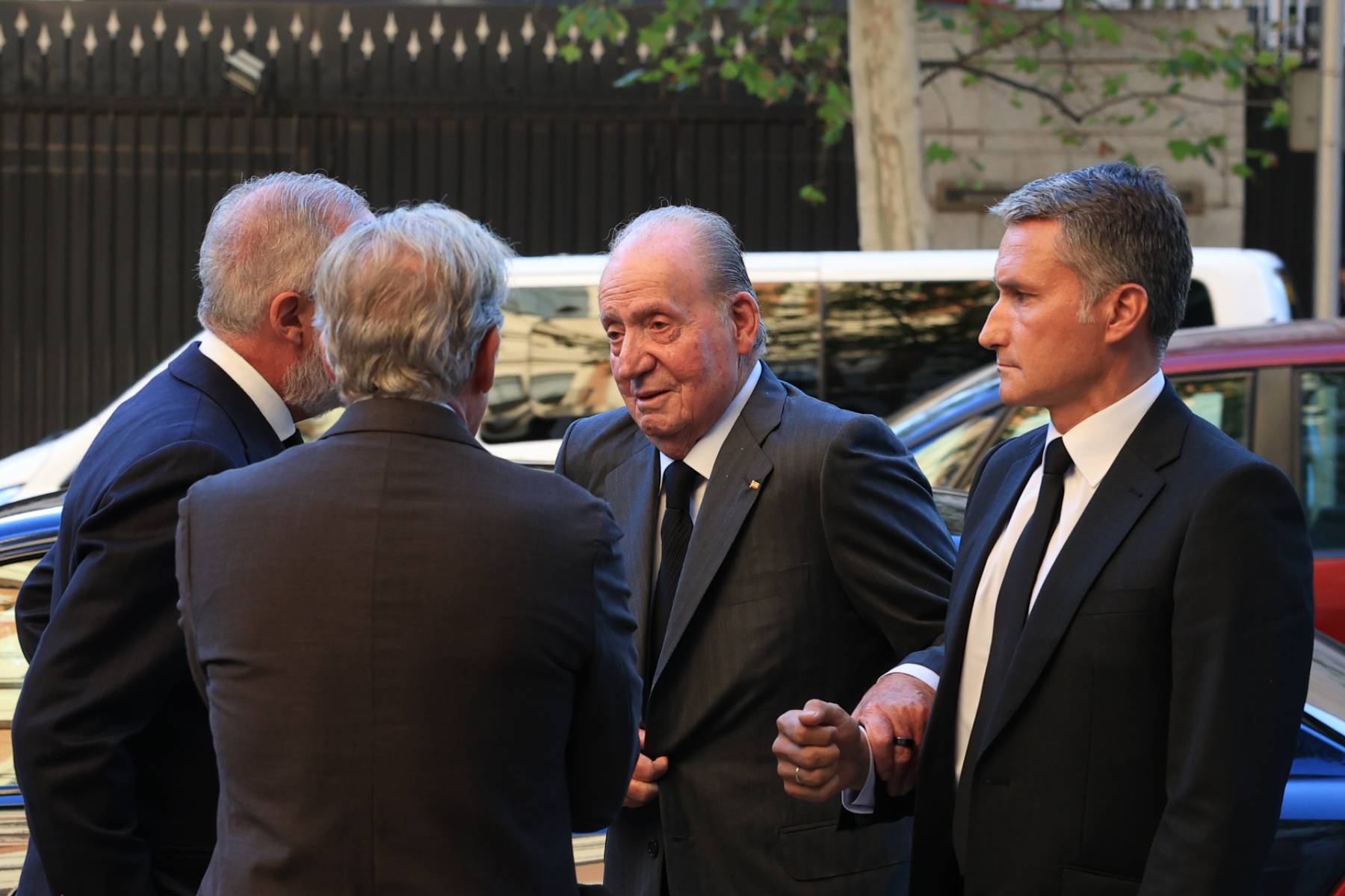 Los Reyes Felipe y Letizia y Juan Carlos I, en el funeral de Alejandro Fern&aacute;ndez de Araoz