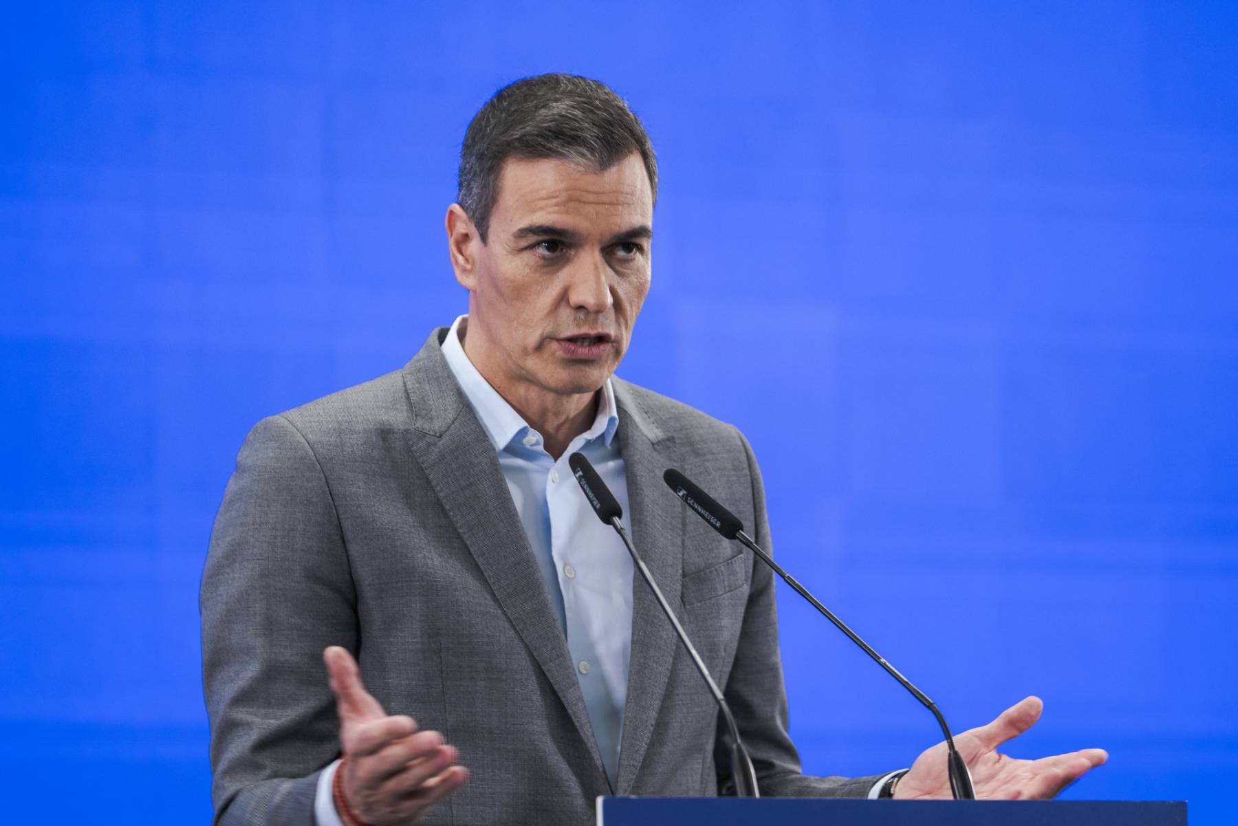 Pedro S&aacute;nchez, Anne Hathaway, Pedro S&aacute;nchez premios