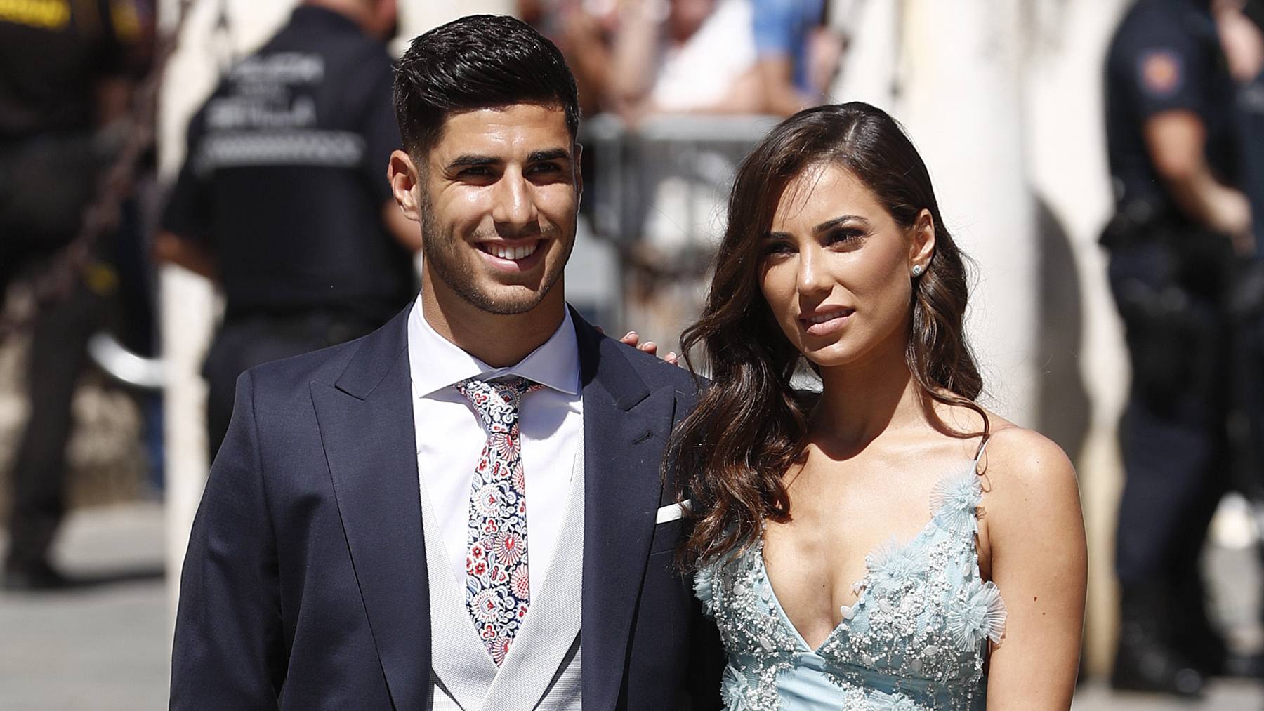 Marco Asensio y Sandra Garal en una boda. (Foto: Gtres)