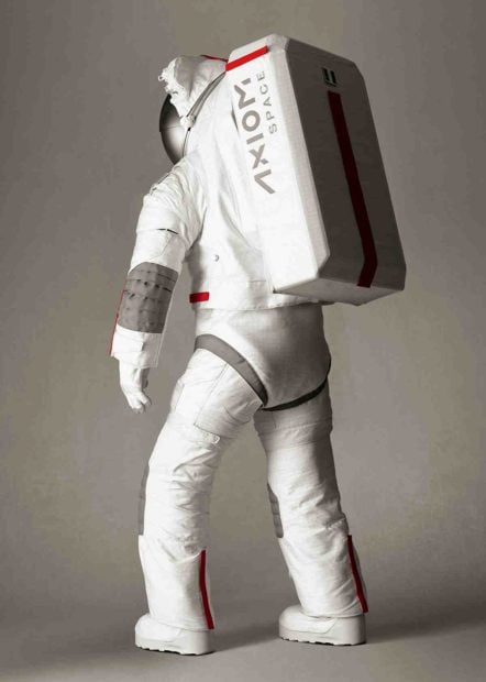 El traje en la imagen, dise&ntilde;ado por Prada en colaboraci&oacute;n con Axiom Space para la misi&oacute;n Artemis III.