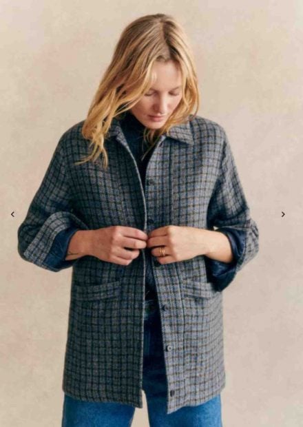 Chaqueta oversize acolchada de cuadros de la marca parisina S&eacute;zane. (Foto: Gtres)