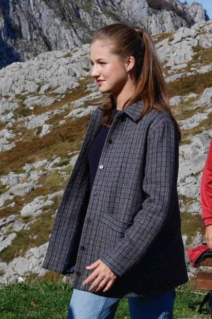 La Princesa Leonor ha optado por un abrigo de la marca parisina S&eacute;zane. (Foto: Gtres)