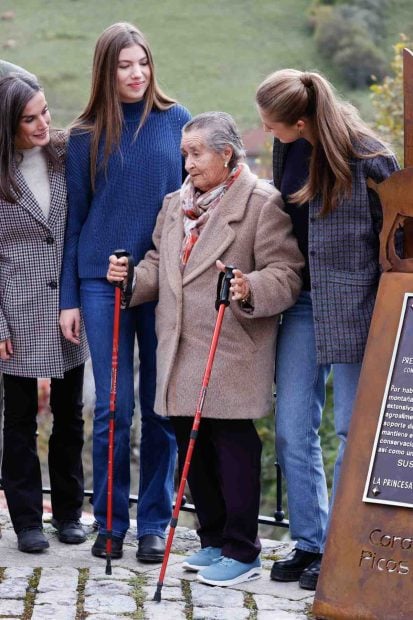 La Familia Real comparte un momento entra&ntilde;able con una vecina mayor del Pueblo Ejemplar. (Foto: Gtres)