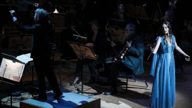 Gustavo Dudamel y Mar&iacute;a Valverde sobre el escenario. (Foto: Redes sociales)