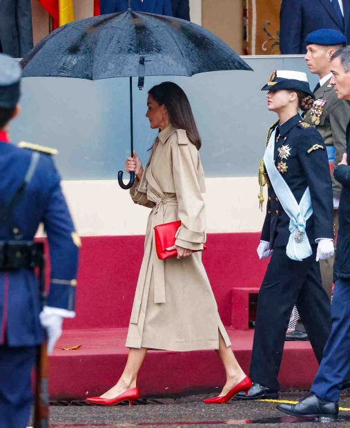 El D&iacute;a de la Hispanidad, celebrado el 12 de octubre, Letizia opt&oacute; por lucir una elegante gabardina beige. (Foto: Gtres)