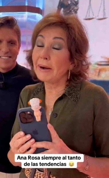Ana Rosa muestra su m&oacute;vil decorado con un Sonny Angel. (Foto: Redes Sociales)