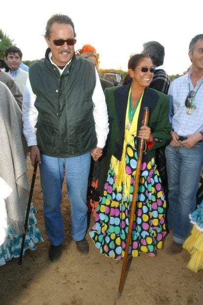 La cantante Isabel Pantoja y su novio Julián Muñoz en la Romería del Rocío. (Foto: Gtres)