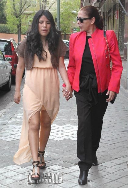 Chabelita junto a su madre durante el día de su confirmación. (Foto: Gtres)