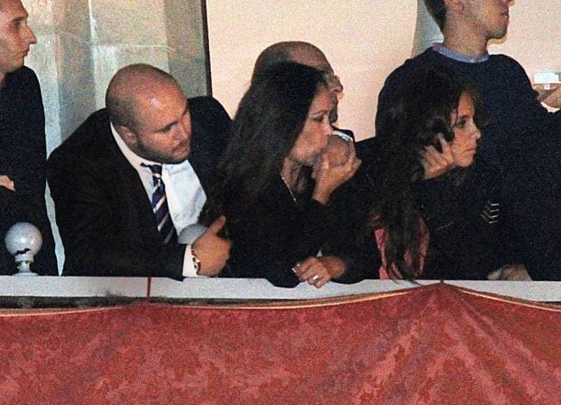 Pantoja con su hijo Kiko Rivera durante la Semana Santa de Sevilla. (Foto: Gtres)