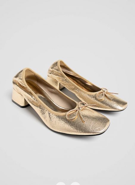 Zapatos dorados con tac&oacute;n bajo de Stradivarius. 