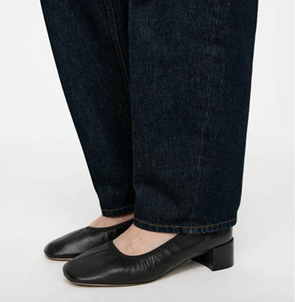 Zapatos negros cl&aacute;sicos de Arket.