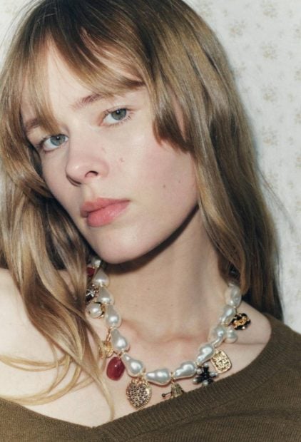 Collar con perlas y charms de Zara.