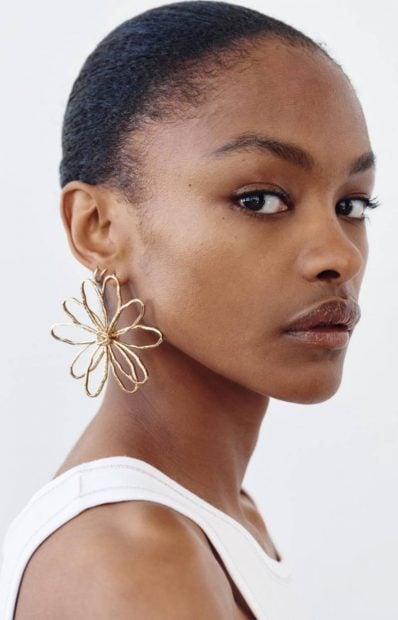 Maxi pendientes con flor labrada de Zara.