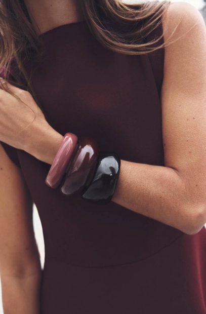 Pack de tres pulseras de resina de Zara.