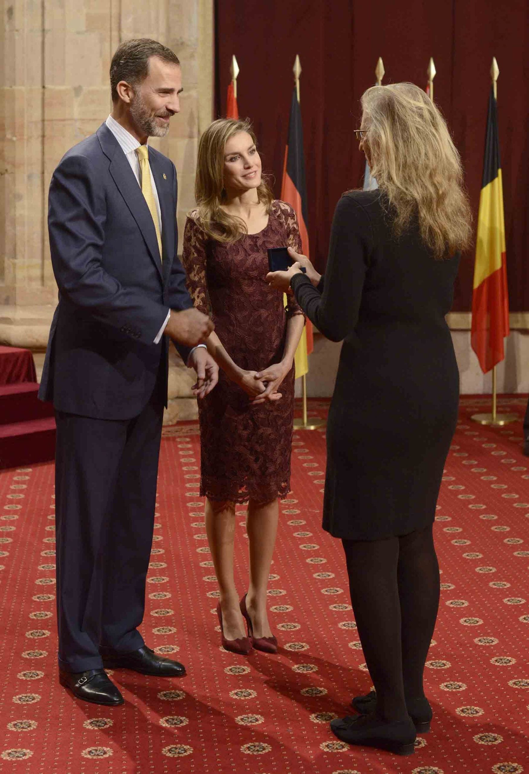 Don Felipe y Doña Letizia junto a Annie Leibovitz en 2013. (Foto: Gtres)