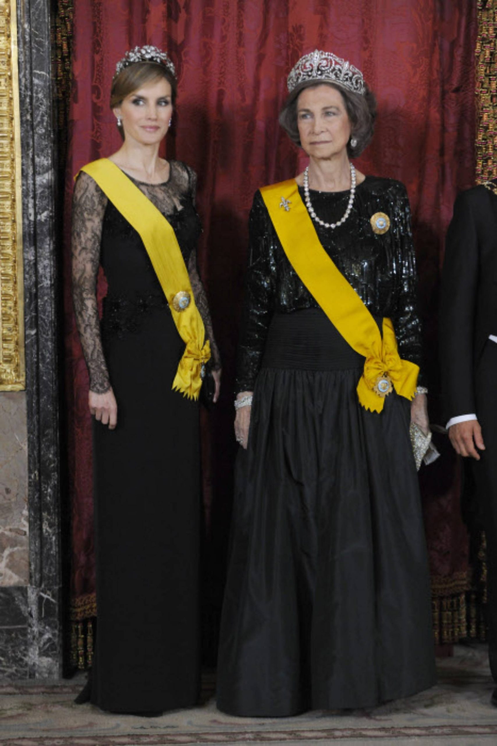 La Reina Sof&iacute;a y Do&ntilde;a Letizia en una cena de gala. (Foto: Gtres)