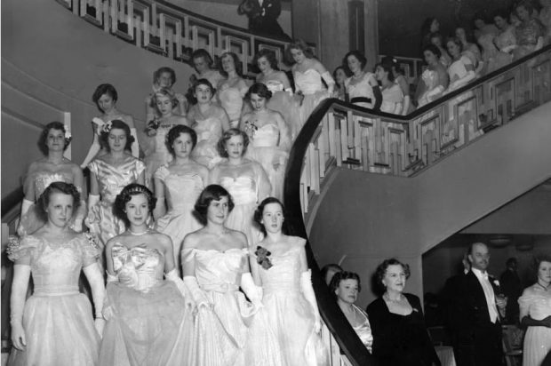 Queen Charlotte´s Ball en Grosvenor House descienden al Salón de baile, 1950. (foto: Getty Images).