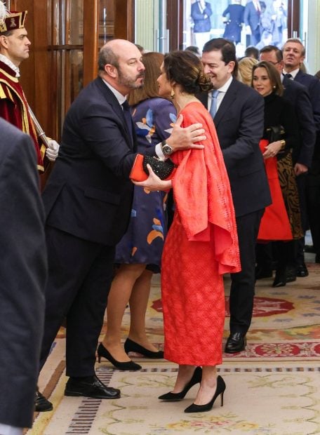 Ayuso opt&oacute; por unos zapatos de sal&oacute;n negros con tac&oacute;n c&oacute;modo. (Foto: Gtres)