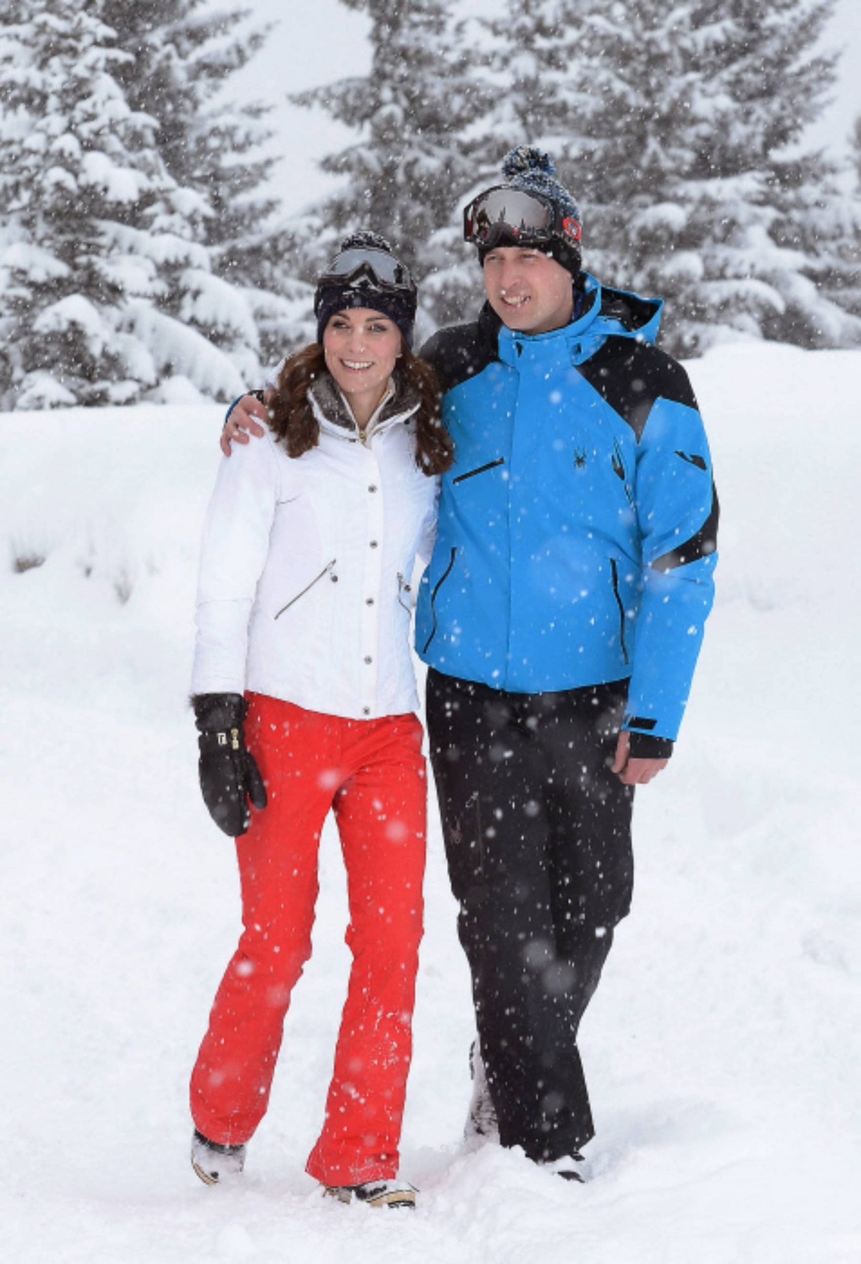 El pr&iacute;ncipe Guillermo y Kate Middleton en Los Alpes. (Foto: Gtres)