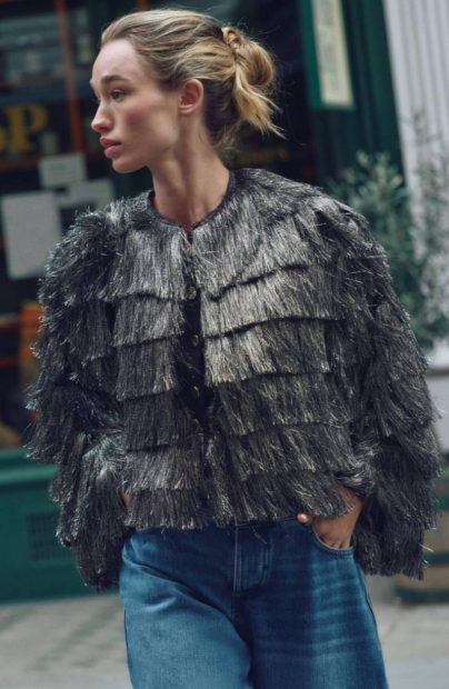 Chaqueta con flecos met&aacute;licos de Zara.