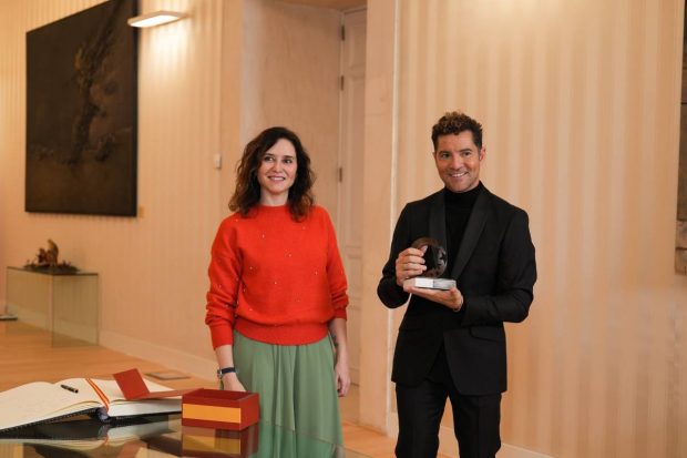 Isabel D&iacute;az Ayuso present&oacute; a David Bisbal en el concierto gratuito que ofreci&oacute; en la Real Casa de Correos. (Foto: Gtres)