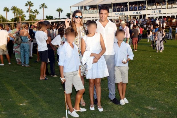 Margarita Vargas y Luis Alfonso de Borb&oacute;n junto a su hijos. (Foto: Gtres)