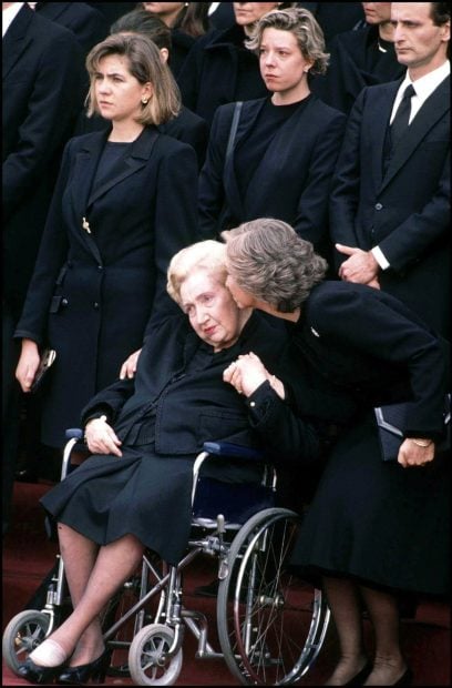 Do&ntilde;a Sof&iacute;a junto a su suegra, Mar&iacute;a de Borb&oacute;n. (Foto: Gtres)