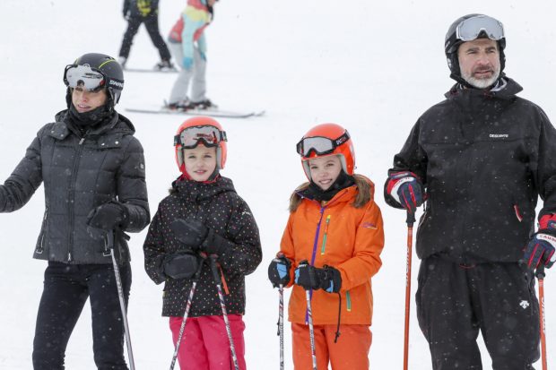 Los Reyes Letizia y Felipe esquiando junto a sus hijas. (Foto: Gtres)