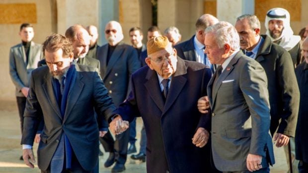 El rey Abdal&aacute; II y el pr&iacute;ncipe Ra'ad en el funeral de la princesa Majda
