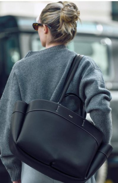 Bolso negro de Zara personalizable.