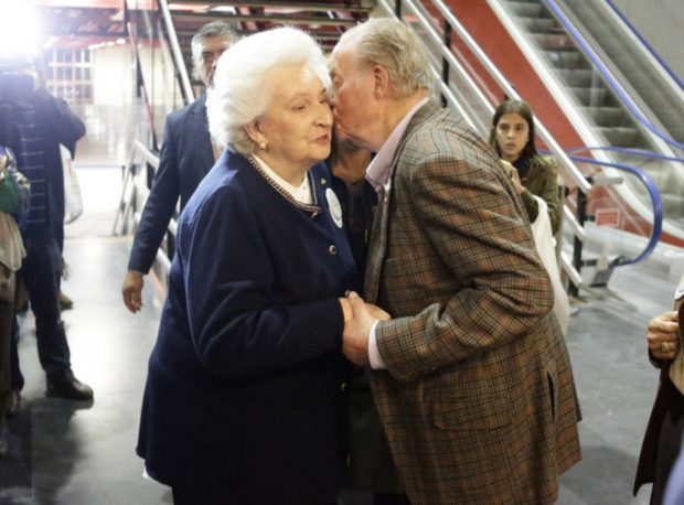 Do&ntilde;a Pilar y don Juan Carlos de Borb&oacute;n. (Foto: Gtres)