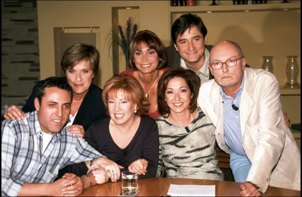 Ana Rosa Quintana en el plat&oacute; de 'Sabor a ti' junto a sus compa&ntilde;eros. (Foto: Gtres)