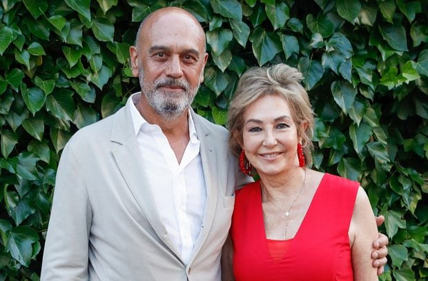 Ana Rosa Quintana junto a su marido, Juan Mu&ntilde;oz. (Foto: Gtres)