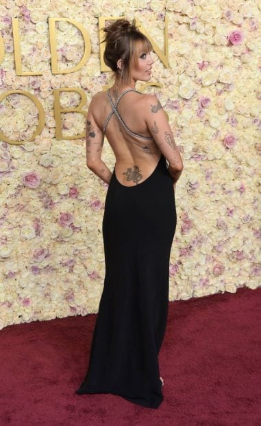 Miley Cyrus pos&oacute; en los Globos de Oro 2025 mostrando su espalda de manera similar a la pose que Elsa Pataky. (Foto: Gtres)