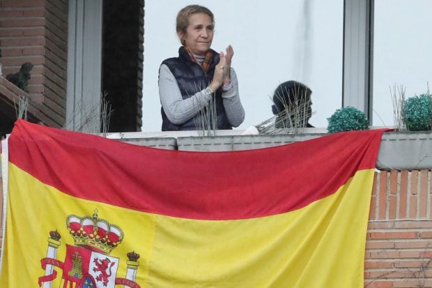 La infanta Elena en el balc&oacute;n de su domicilio. (Foto: Gtres)