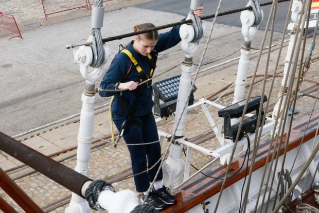 La princesa Leonor se sube al m&aacute;stil del buque Juan Sebasti&aacute;n Elcano. (Foto: Gtres)