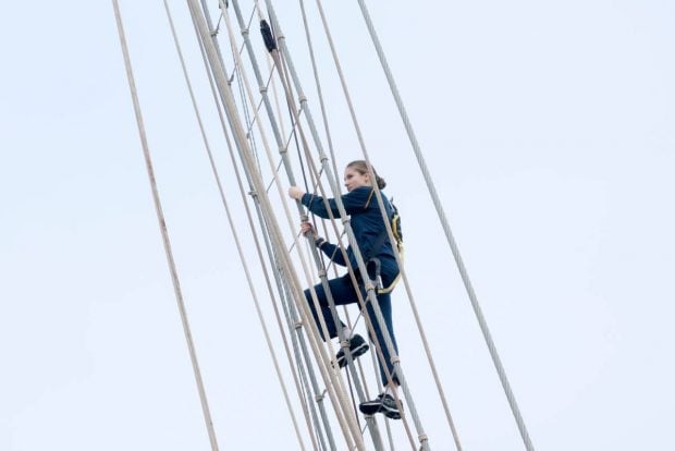 Leonor asciende por las cuerdas buque-escuela Juan Sebasti&aacute;n Elcano. (Foto: Gtres)