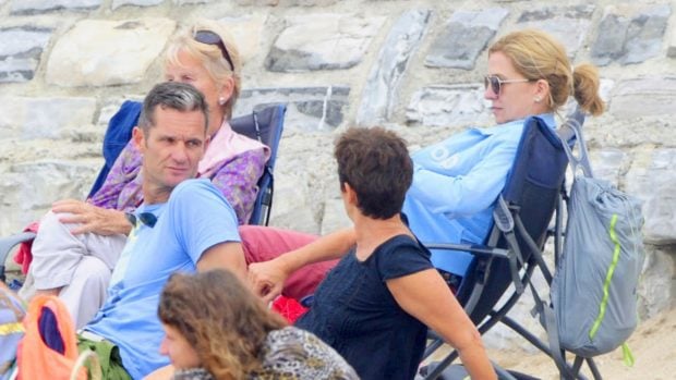 La infanta Cristina e I&ntilde;aki Urdangarin disfrutando de las playas de Bidart. (Foto: Gtres)