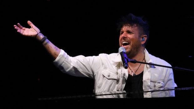 Pablo L&oacute;pez interpretando uno de sus temas. (Foto: Gtres)