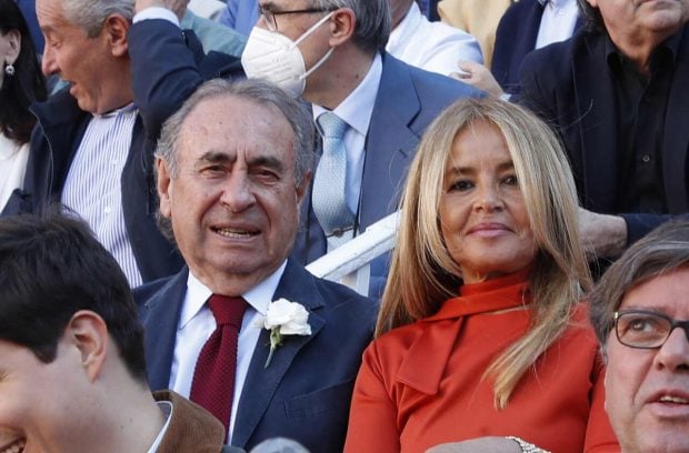 Pero Trapote y Bego&ntilde;a Garc&iacute;a-Vaquero en la Feria de san Isidro de Madrid en mayo de 2022.