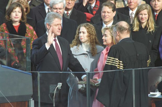 El matrimonio Clinton el d&iacute;a de la investidura de &eacute;l como presidente en 1997.