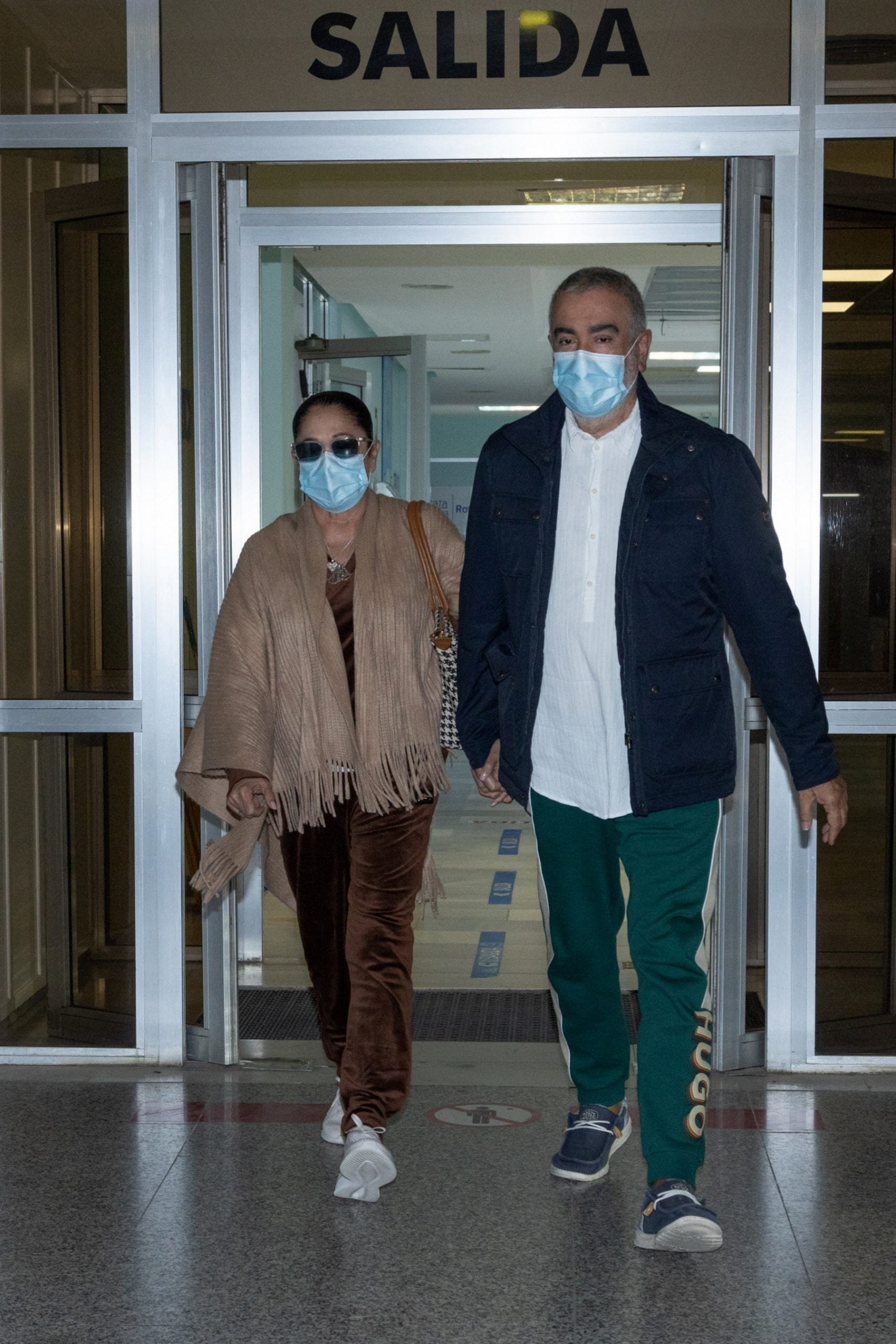 Isabel Pantoja con su hermano Agust&iacute;n saliendo del hospital. (Foto: Gtres)