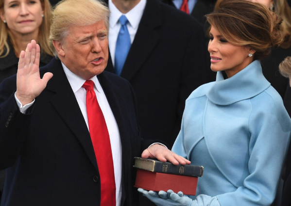Melania Trump en la toma de posesi&oacute;n de Trump vestida de &Oacute;scar de la Renta.