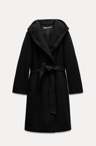 Abrigo con capucha y cintur&oacute;n de Zara.